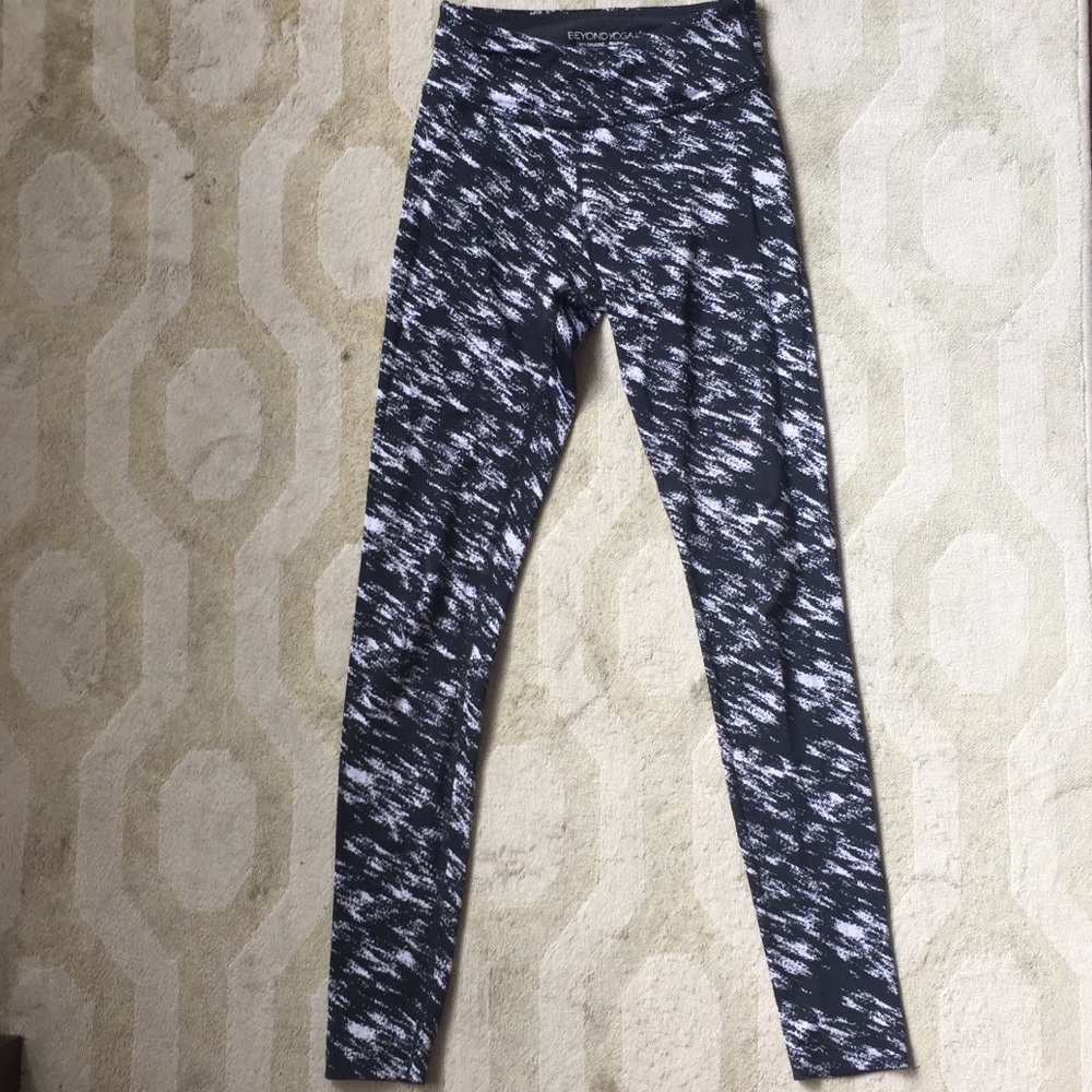 Beyond yoga black and white workout leggings